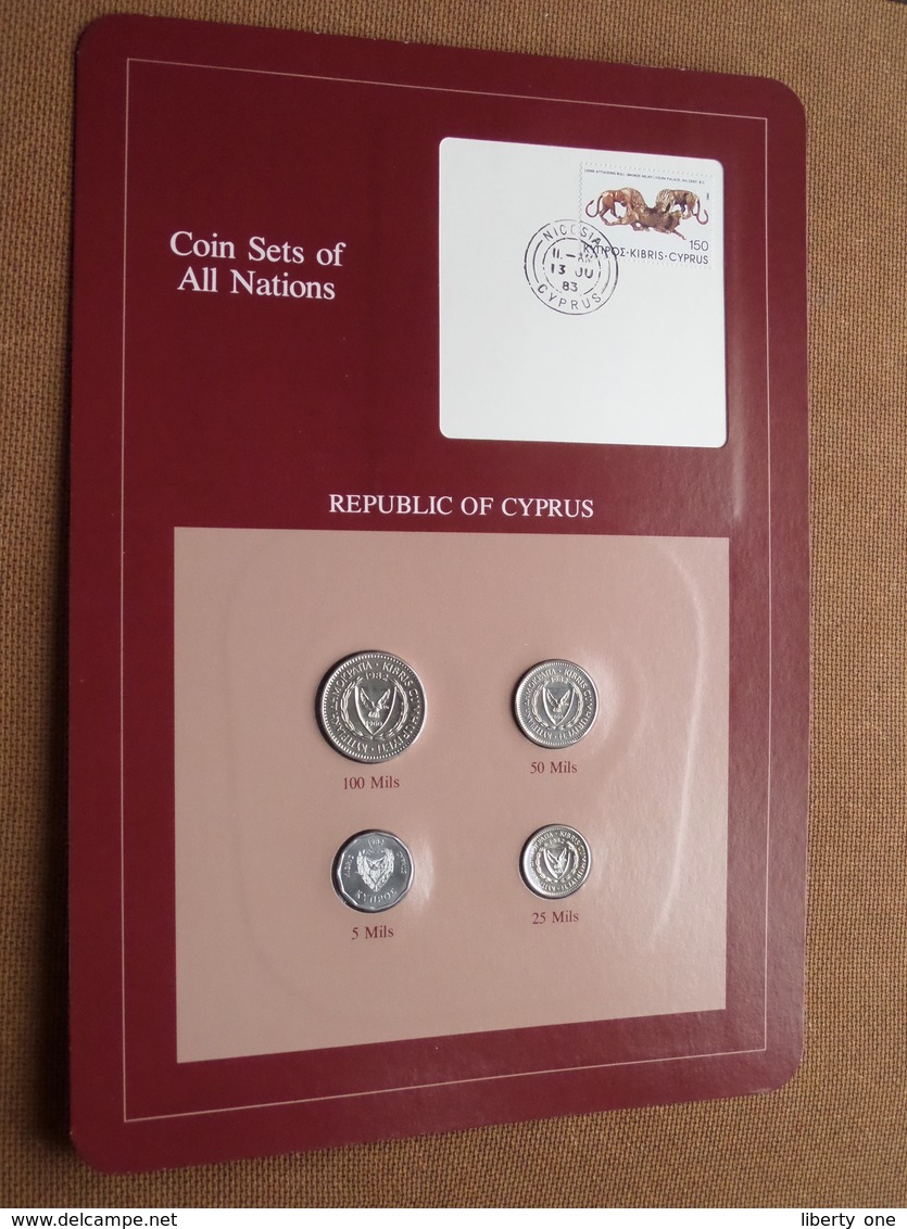 REPUBLIC OF CYPRUS ( From The Serie Coin Sets Of All Nations ) Card 20,5 X 29,5 Cm. ) + Stamp '83 - Chipre