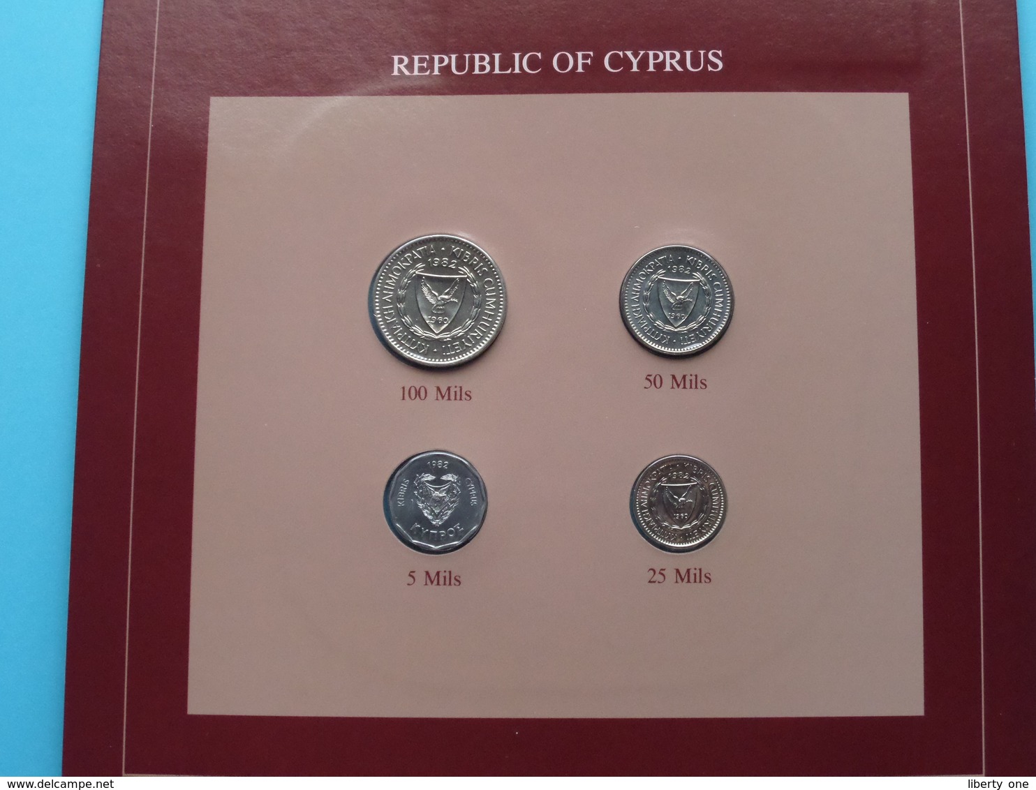 REPUBLIC OF CYPRUS ( From The Serie Coin Sets Of All Nations ) Card 20,5 X 29,5 Cm. ) + Stamp '83 - Chipre