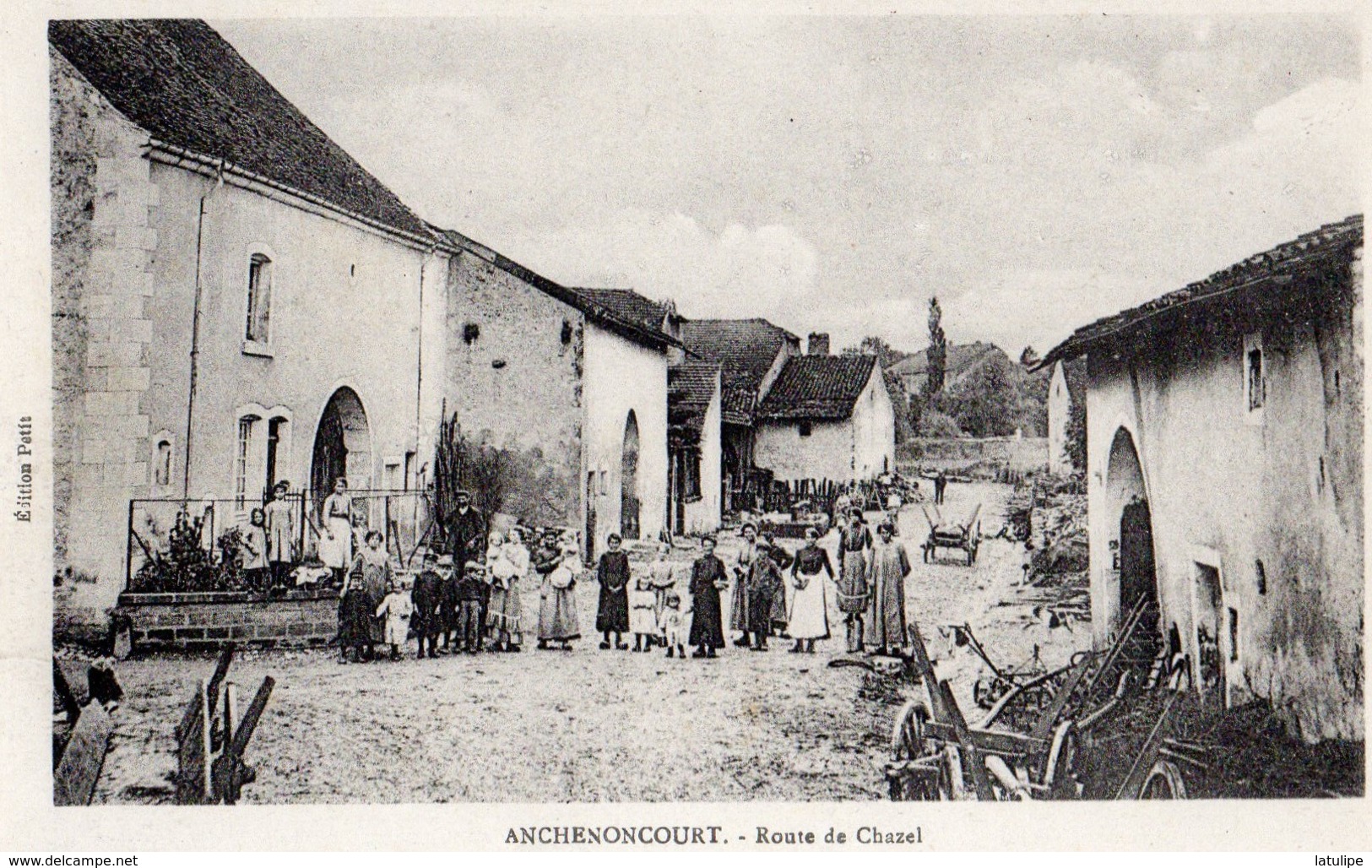 Anchenoncourt  70   La Route De Chazel Tres Tres Animée-a Droite Forgeron - Autres & Non Classés