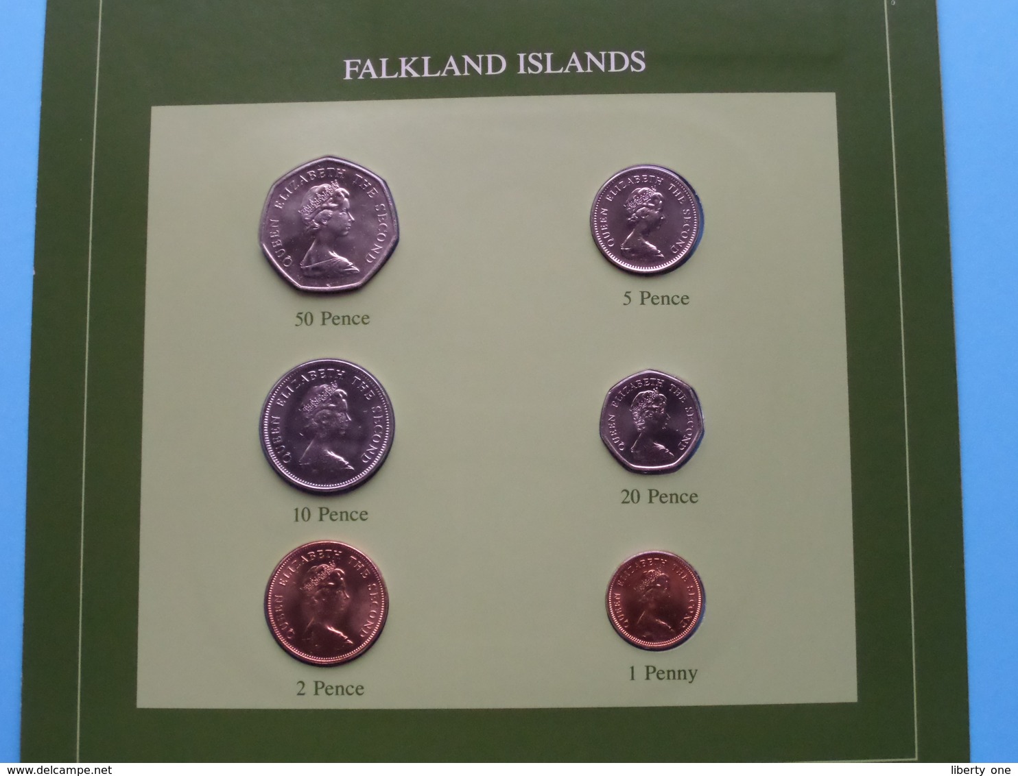 FALKLAND ISLANDS ( From The Serie Coin Sets Of All Nations ) Card 20,5 X 29,5 Cm. ) + Stamp '85 ! - Falkland