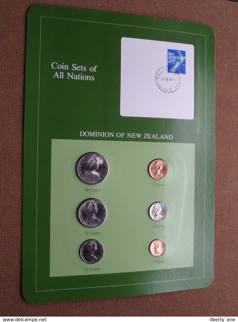 DOMINION OF NEW ZEALAND ( From The Serie Coin Sets Of All Nations ) Card 20,5 X 29,5 Cm. ) + Stamp '82 ! - Nouvelle-Zélande
