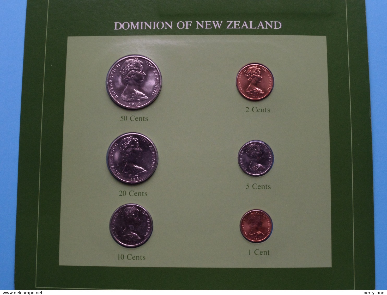 DOMINION OF NEW ZEALAND ( From The Serie Coin Sets Of All Nations ) Card 20,5 X 29,5 Cm. ) + Stamp '82 ! - Nouvelle-Zélande