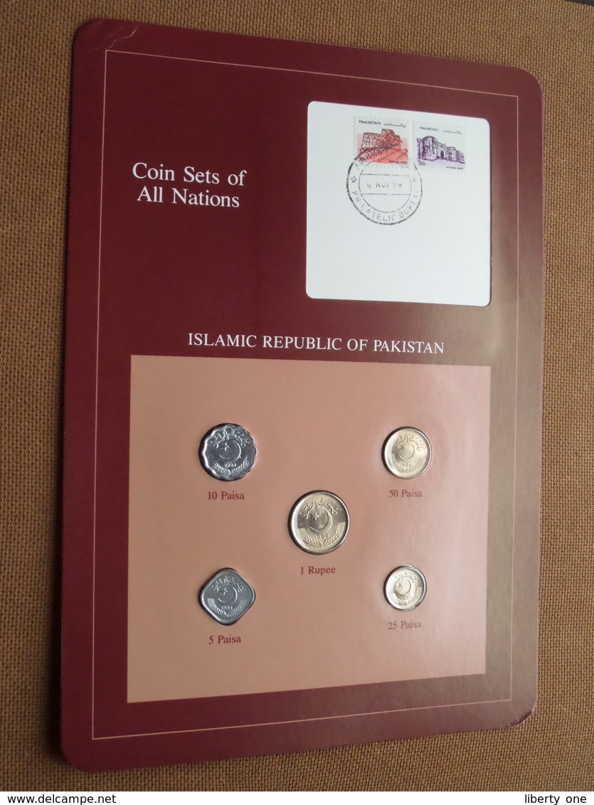 ISLAMIC REPUBLIC OF PAKISTAN ( From The Serie Coin Sets Of All Nations ) Card 20,5 X 29,5 Cm. ) + Stamp '84 ! - Pakistan