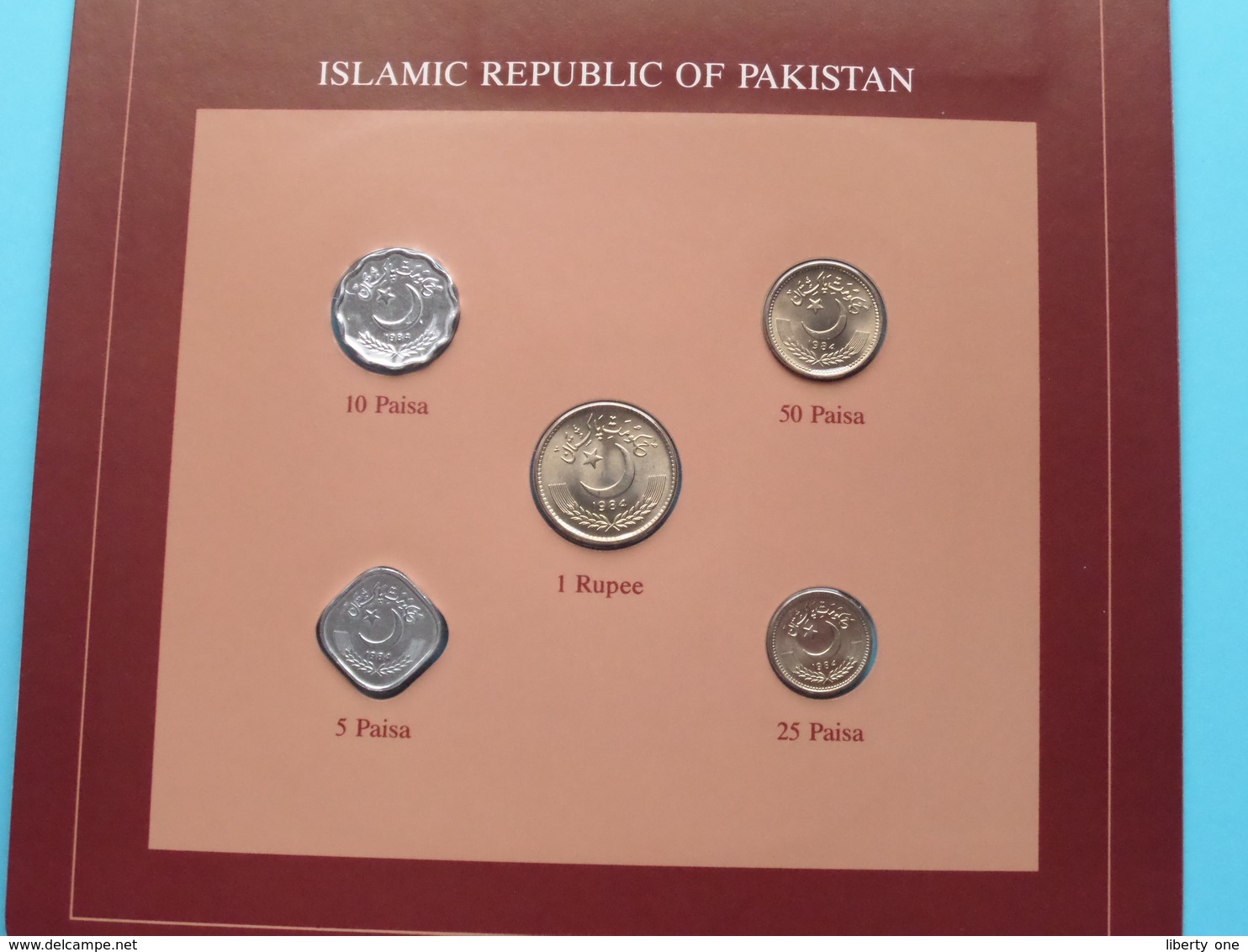 ISLAMIC REPUBLIC OF PAKISTAN ( From The Serie Coin Sets Of All Nations ) Card 20,5 X 29,5 Cm. ) + Stamp '84 ! - Pakistan