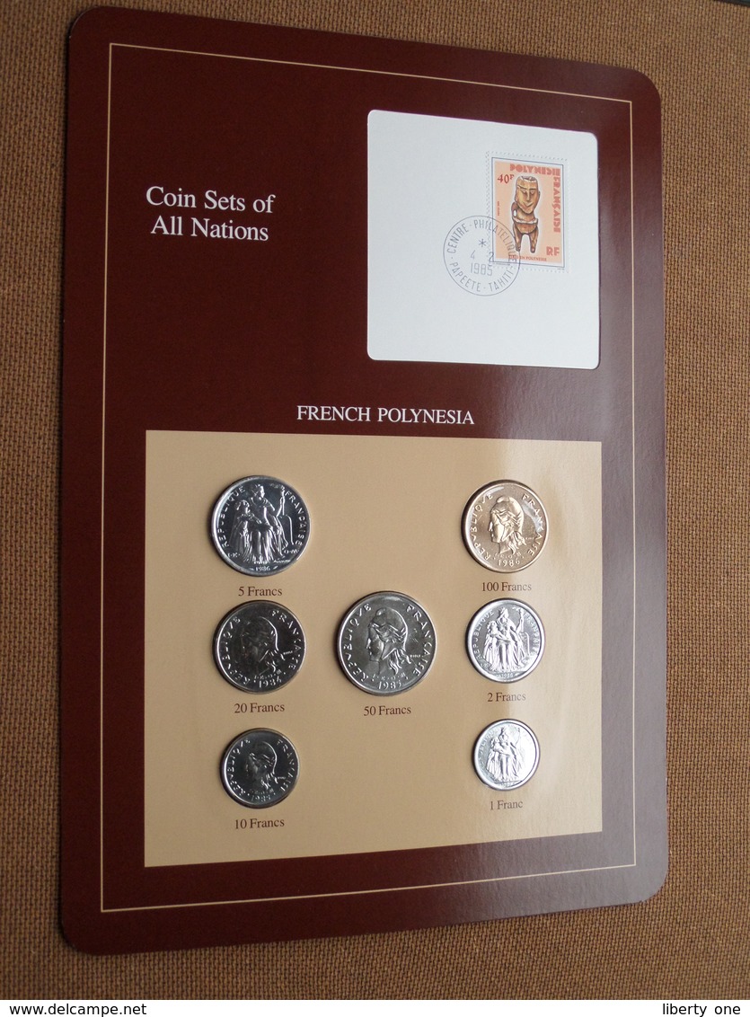 FRENCH POLYNESIA ( From The Serie Coin Sets Of All Nations ) Card 20,5 X 29,5 Cm. ) + Stamp '85 ! - Polynésie Française