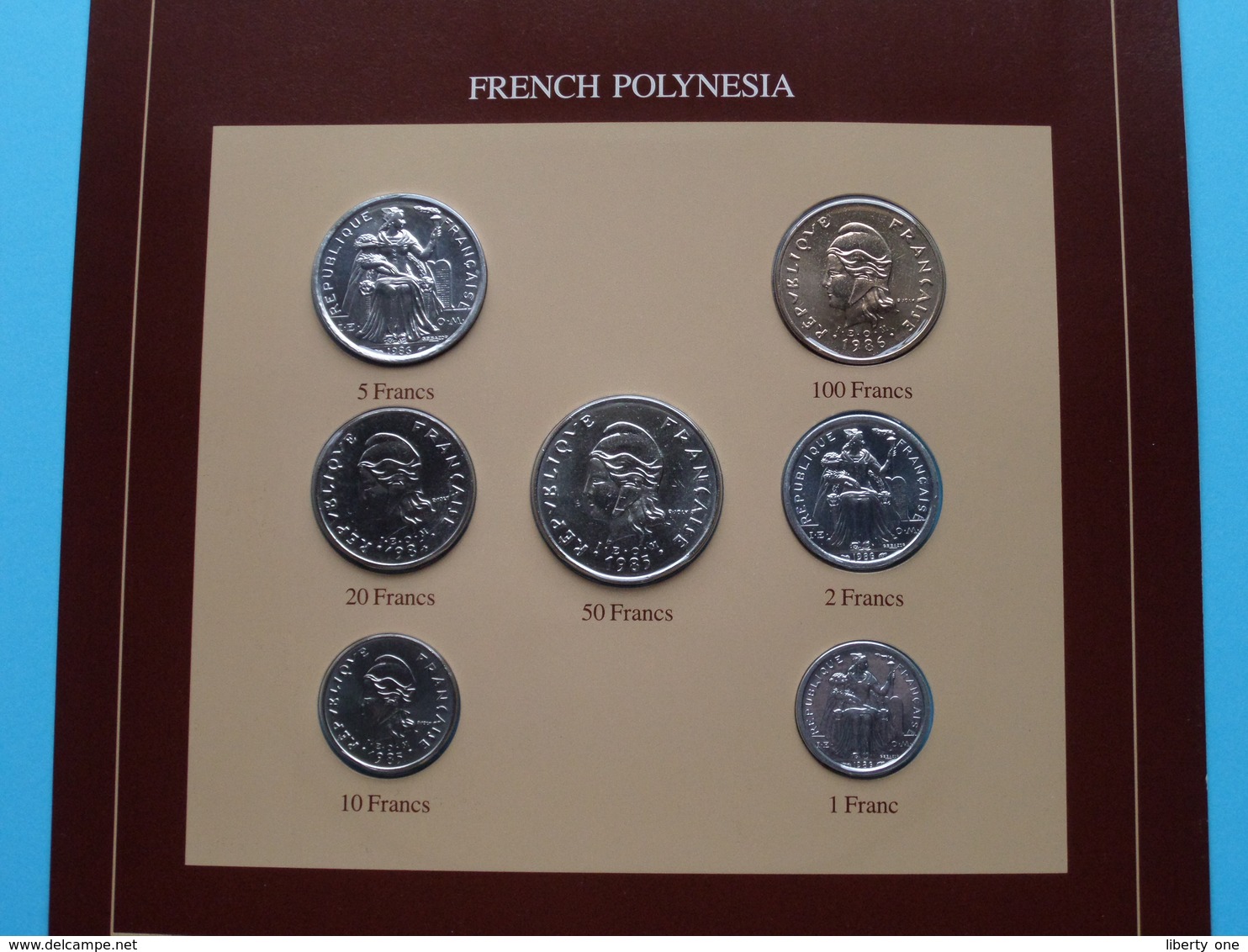 FRENCH POLYNESIA ( From The Serie Coin Sets Of All Nations ) Card 20,5 X 29,5 Cm. ) + Stamp '85 ! - French Polynesia