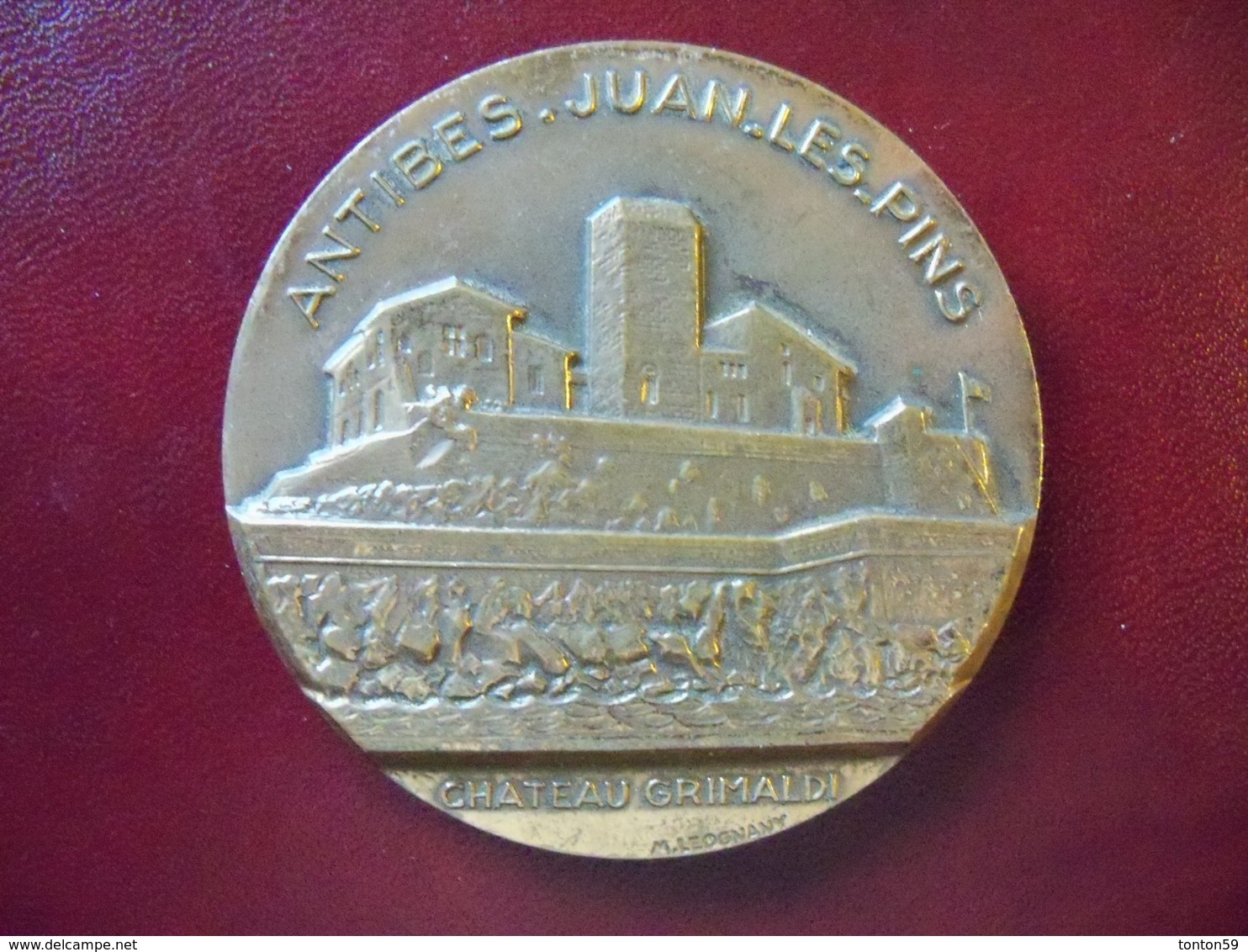 Médaille De Table Bronze CHATEAU GRIMALDI Ville De ANTIBES JUAN LES PINS Signée M LEOGNANY - Autres & Non Classés