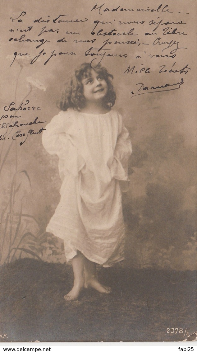 ENFANT PETITE FILLE  CHEVEUX BOUCLEES COIFFEES - Portraits