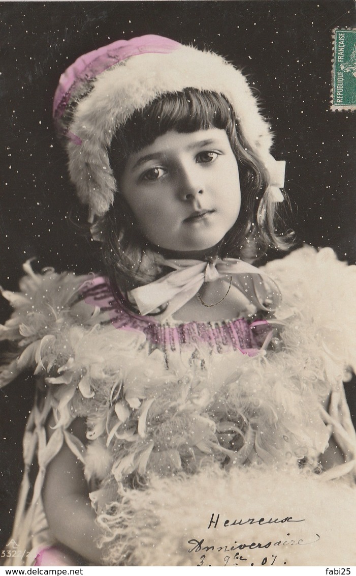 ENFANT PETITE FILLE  CHEVEUX BOUCLEES COIFFEES - Portraits