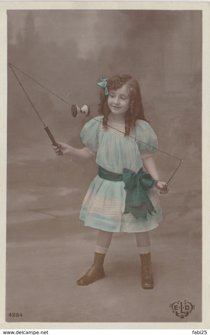 ENFANT PETITE FILLE  CHEVEUX BOUCLEES COIFFEES  JEU DIABOLO EDIT ELD - Portraits