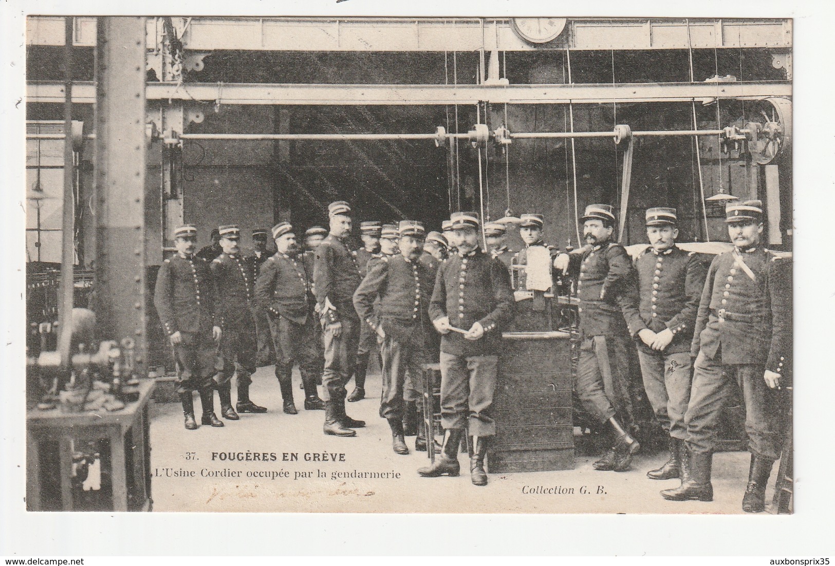 FOUGERES EN GREVE - L'USINE CORDIER OCCUPEE PAR LA GENDARMERIE - 35 - Fougeres