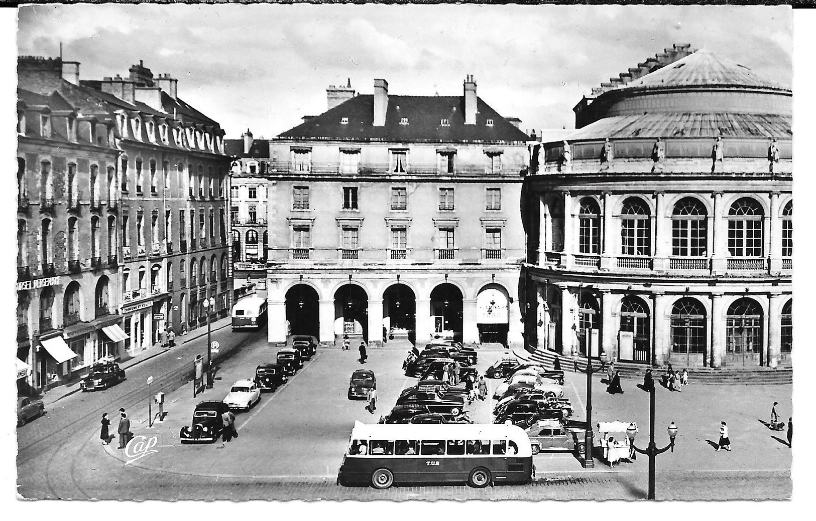 Cpa Photo Rennes -Le Théâtre / Voitures Et Bus Des Sixties . - Rennes