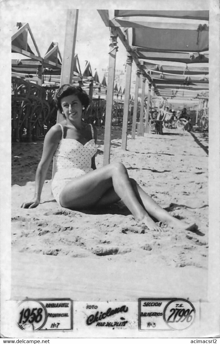 X614 - PIN UP SEXY WOMAN FEMME In Swimsuit Sat By The Beach Plage - Carte Photo Postcard 1958 - Pin-Ups