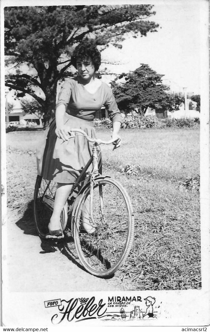 X615 - PIN UP FASHION WOMAN FEMME In Bike Bicycle Velo By The Park - Carte Photo Postcard 1951 - Pin-Ups