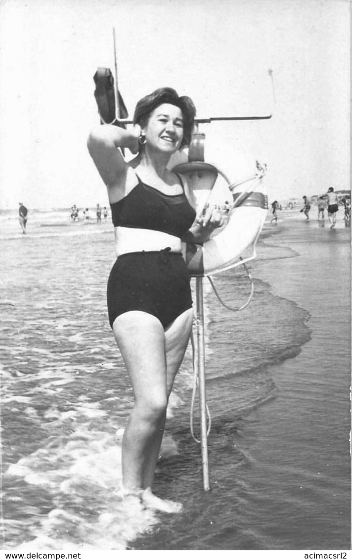 X616 - PIN UP WOMAN FEMME In Swimsuit Of Two Pices Type Bikini By The Beach Plage - Carte Photo Postcard 1950' - Pin-Ups