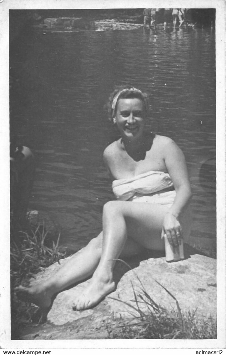 X619 - PIN UP WOMAN FEMME In Swimsuit Sat By The River - Carte Photo Postcard 1950' - Pin-Ups