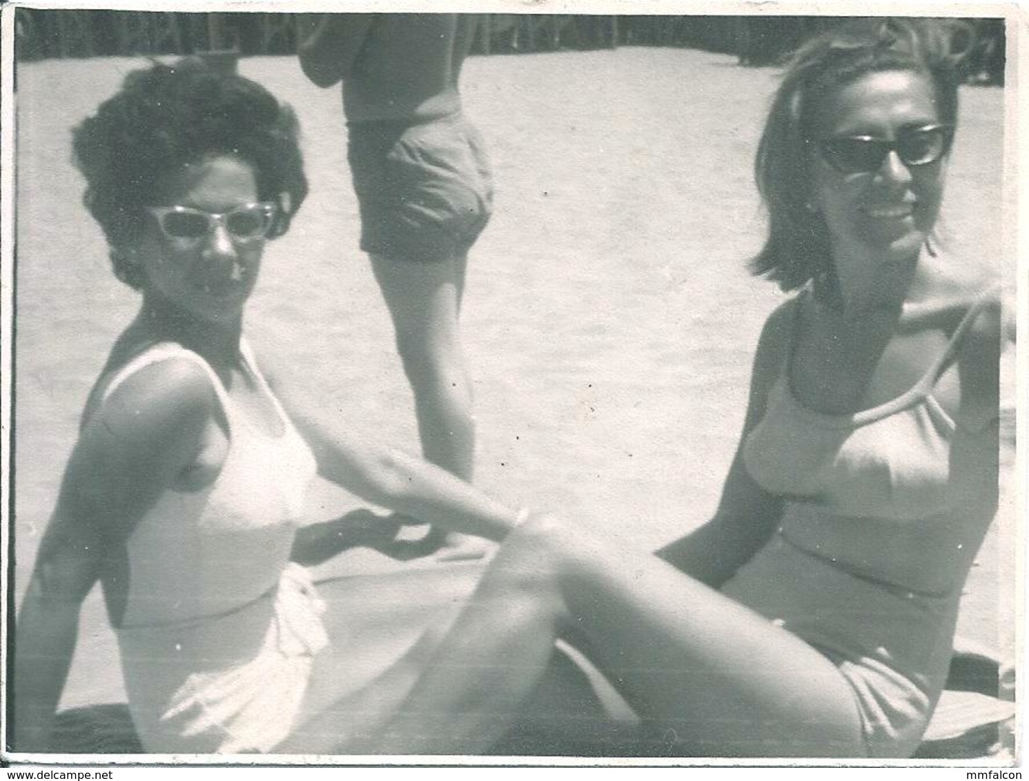 PIN UP FASHION WOMEN FEMMES Vtg Photo 1960' Women Femmes With Sunglasses S Nude Nu In Swimsuit Sat By Beach - Pin-Ups