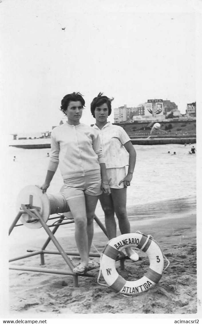 X624 - Teen Girls In Shorts By The Atlantidad Beach - Photo Postcard 1962 - Pin-Ups