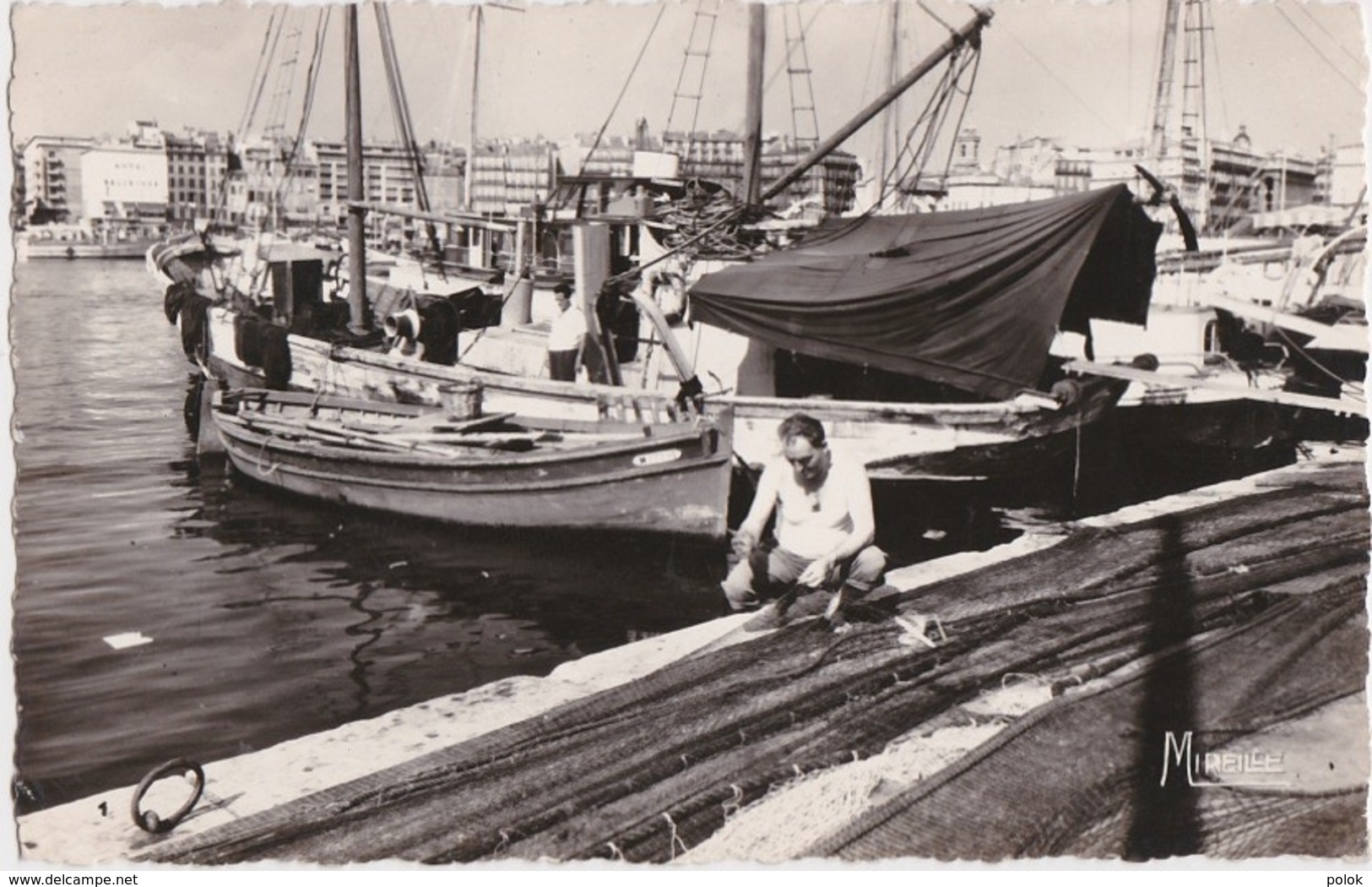 Bt - Cpsm Petit Format Marseille - Un Coin Du Vieux Port (Pêcheurs Raccomodant Les Filets) - Oude Haven (Vieux Port), Saint Victor, De Panier