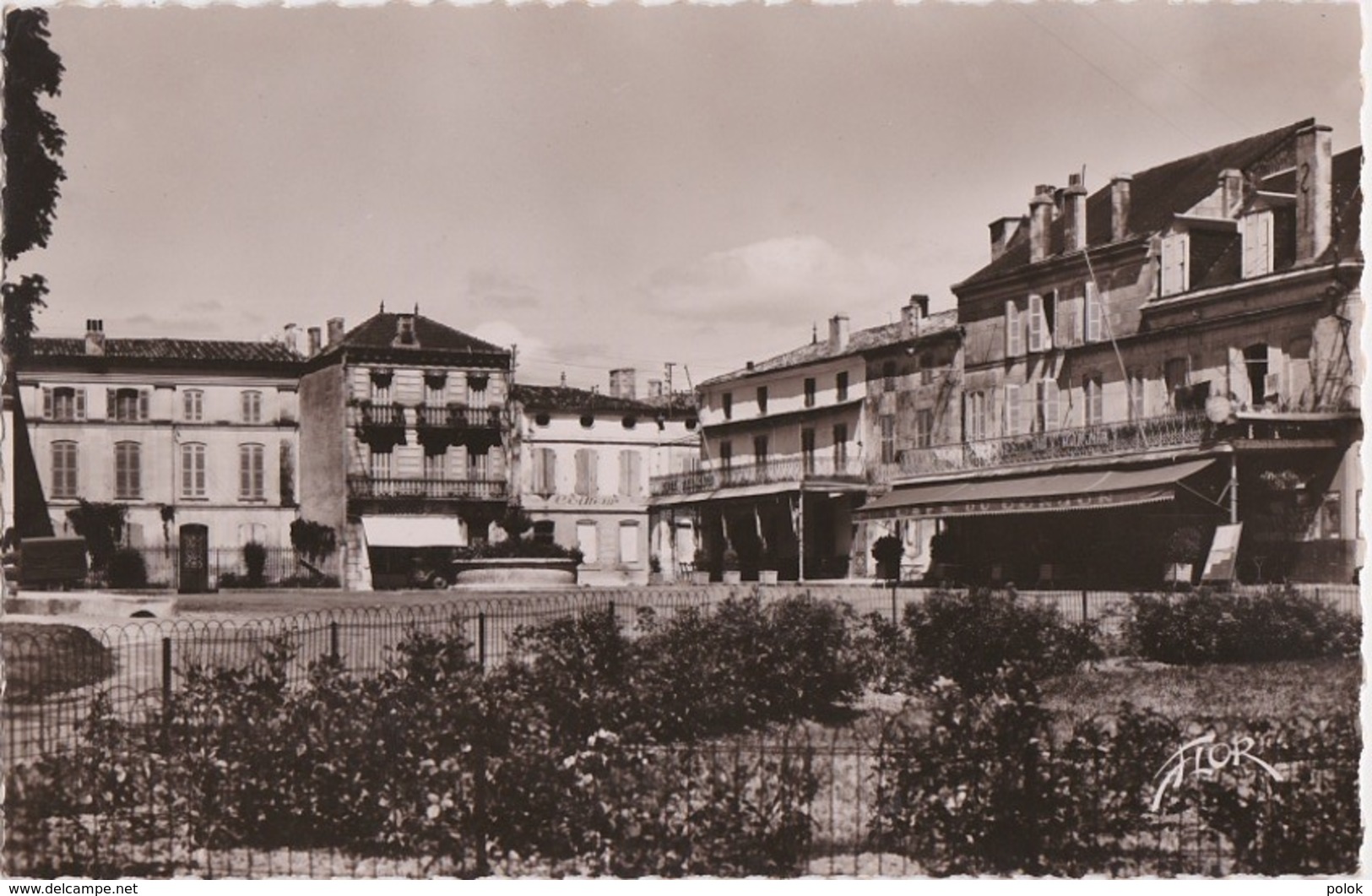 Bt - Cpsm Petit Format PONS (Charente Maritime) - Place De La République - Pons