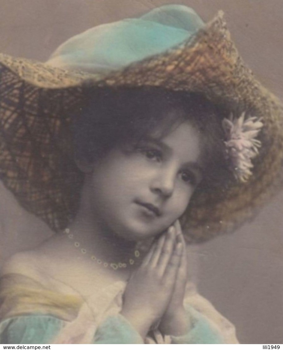 CPA 1900/20 D'origine Jolie Petite -Fille Fillette élégante Au Chapeau De Paille En Prière Pretty Little Girl Hat - Portraits