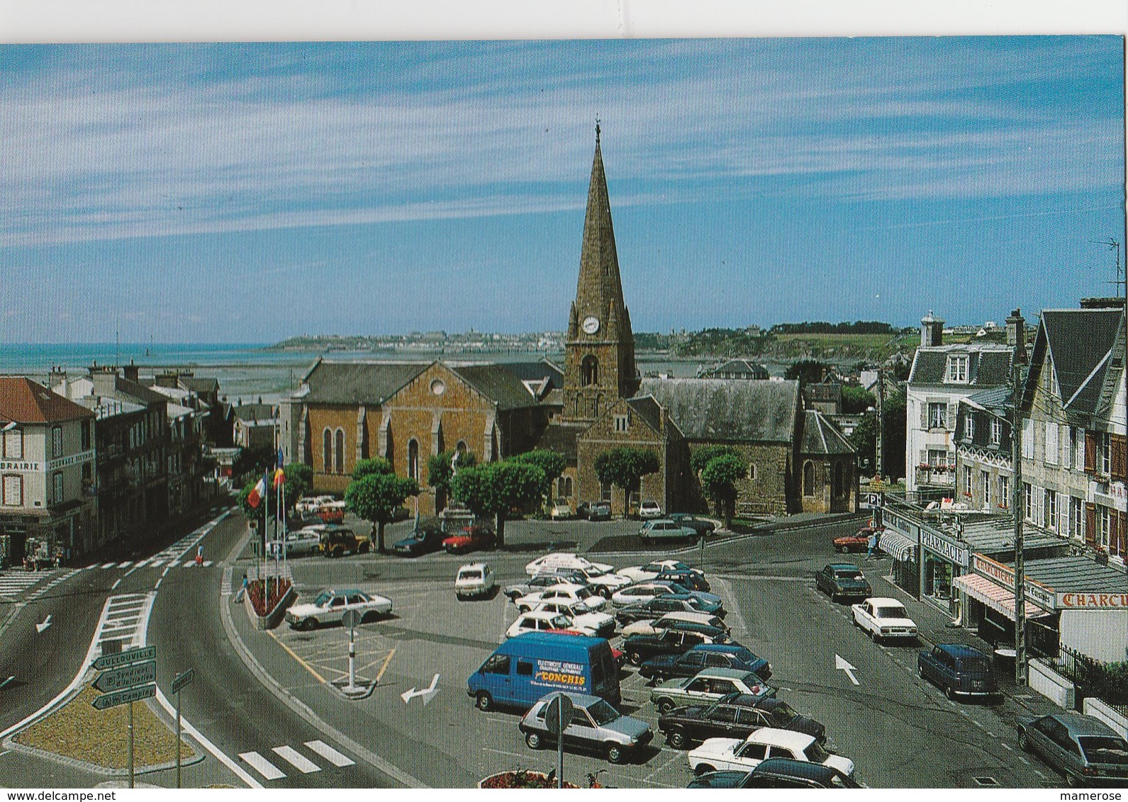 SAINT PAIR SUR MER (50). La Place Et L'Eglise, Au Loin Granville. Nombreuses Voitures (Transports: Automobile) - Saint Pair Sur Mer