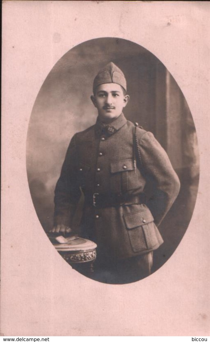 Carte Photo Militaire En Uniforme (121ème Régiment D'Infanterie MONTLUCON) - Uniformes