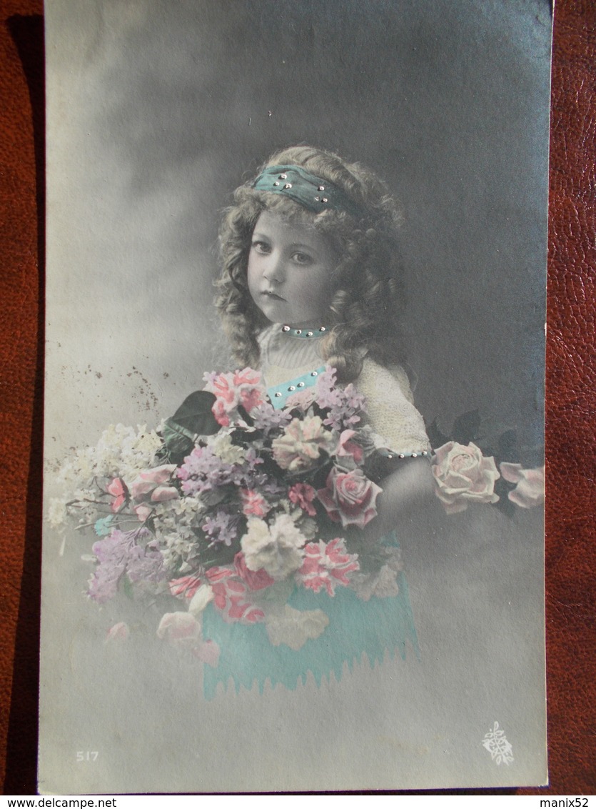 ENFANTS - Jeune Fille Triste Tenant Un Bouquet. - Portraits