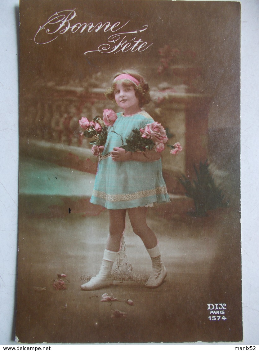 ENFANTS - BONNE FÊTE - Jeune Fille En Robe Avec 2 Bouquets De Rose. - Portraits