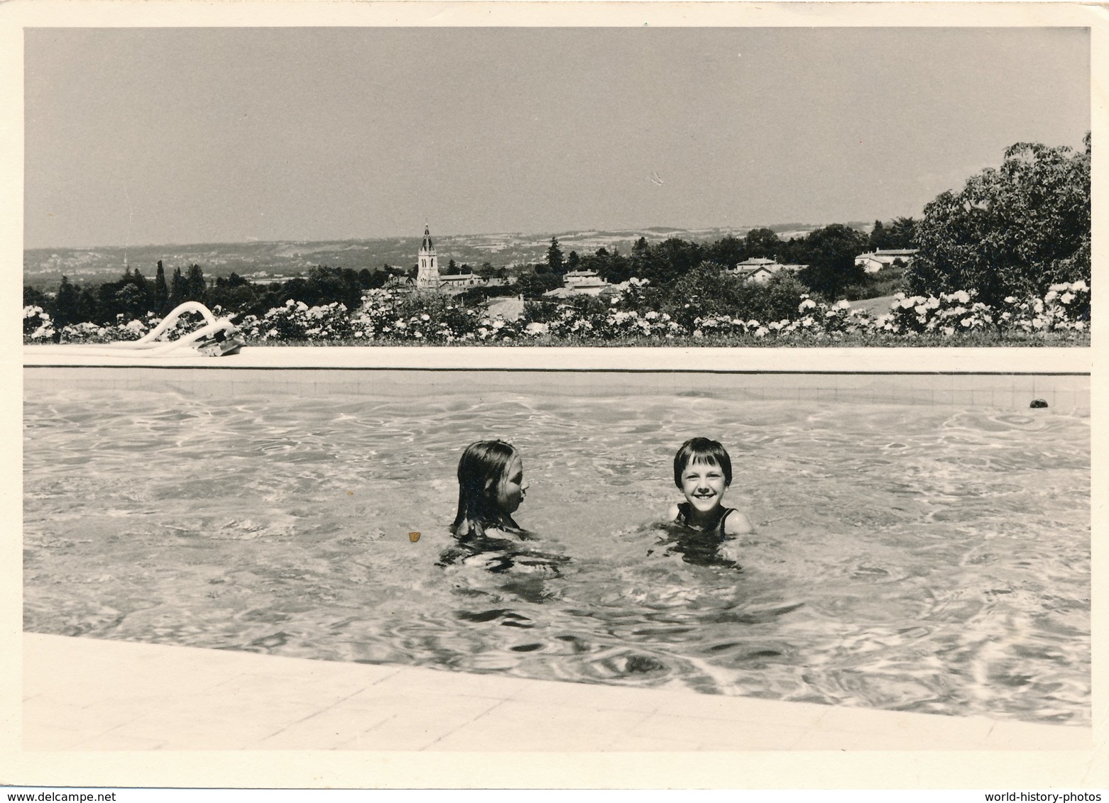 Lot De 2 Photos Anciennes  - CHASSELAY (Rhône)  -   Enfants à La Baignade  Juillet 1967 - Places