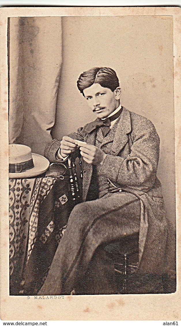 PHOTO CDV HOMME ELEGANT AU CHAPEAU QUI ROULE UNE CIGARETTE  MODE SECOND EMPIRE  CABINET MALARDOT A METZ - Ancianas (antes De 1900)