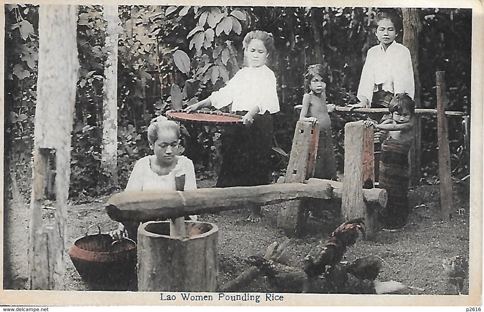 ASIE - LAOS -  1920 -  LAO WOMEN POUNDING RICE -  CARTE COLORISEE - Laos