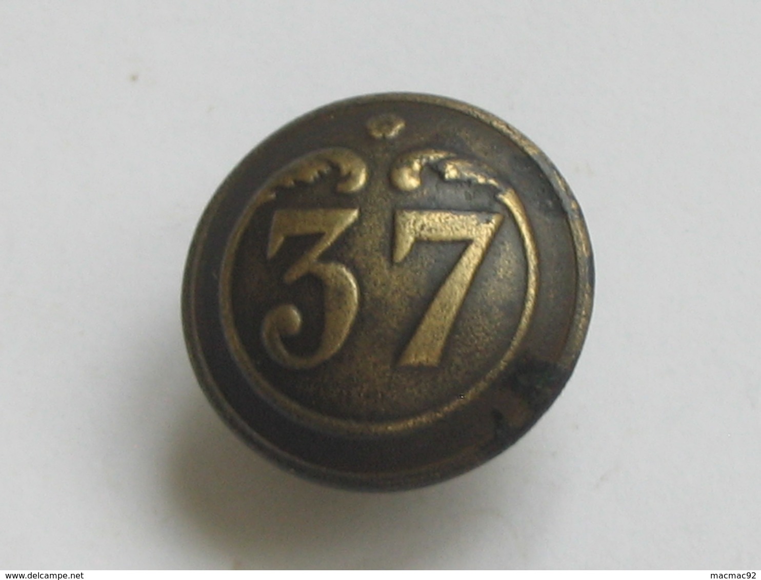 Ancien Bouton Militaire - Bombé Petit Modèle -  N° 37   **** EN ACHAT IMMEDIAT **** - Boutons