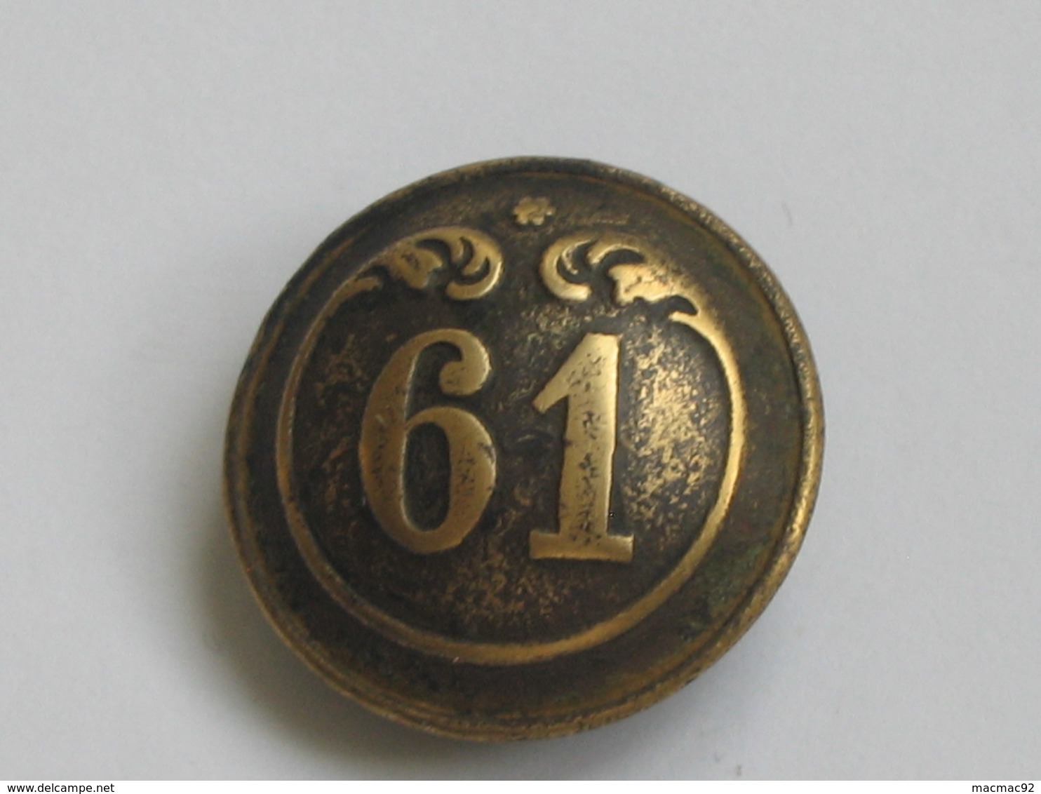 Ancien Bouton Militaire - Bombé -  N° 61   **** EN ACHAT IMMEDIAT **** - Boutons