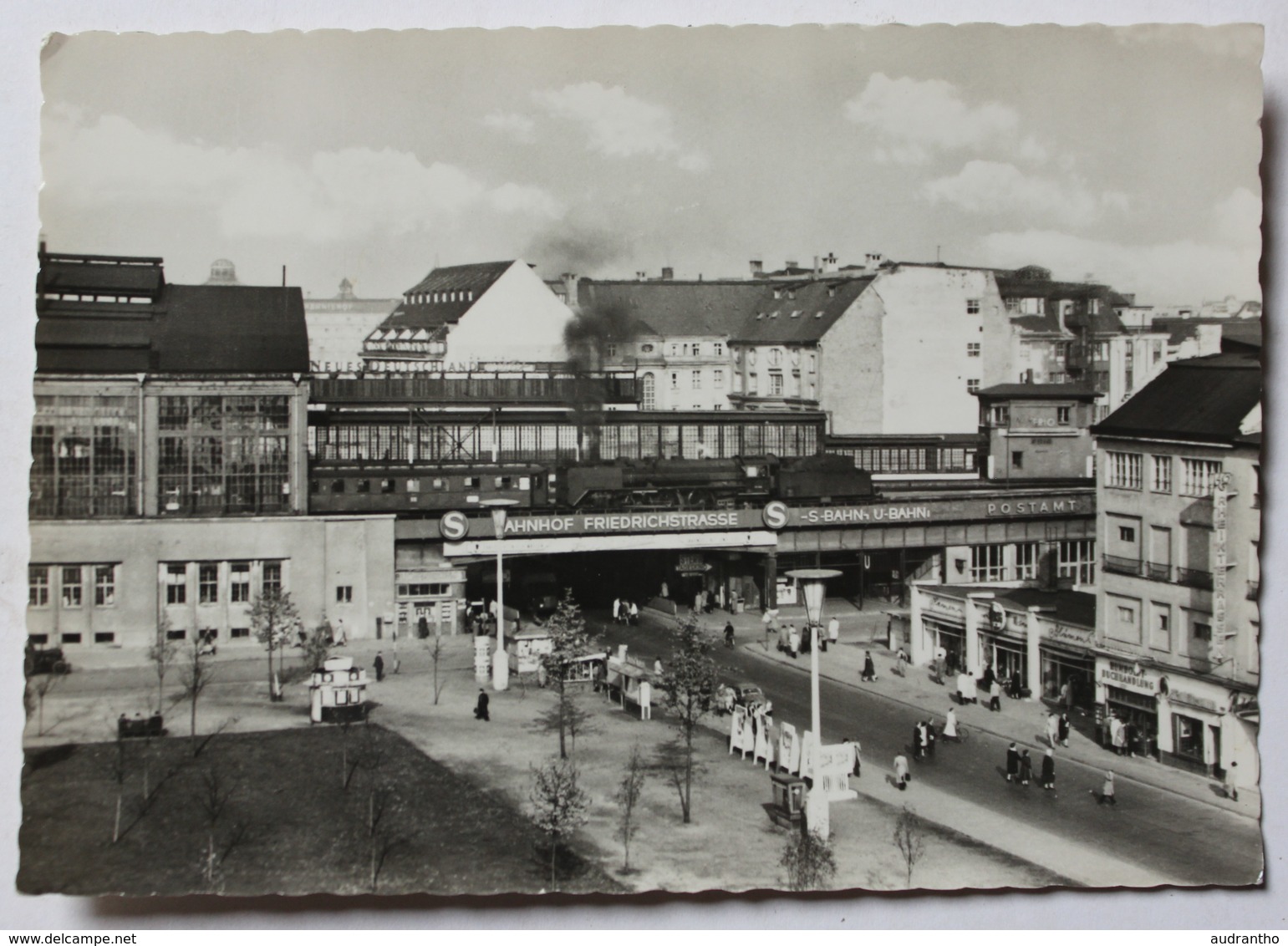 CPSM AK Allemagne Berlin Banhof Friedrichstrasse Train En Gare - Autres & Non Classés