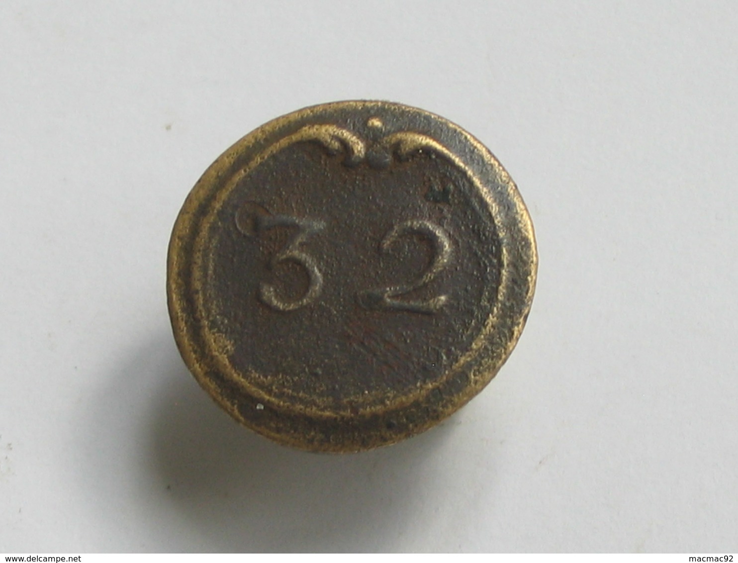 Ancien Bouton Militaire - Plat,  Petit Modèle - N° 32   **** EN ACHAT IMMEDIAT **** - Boutons