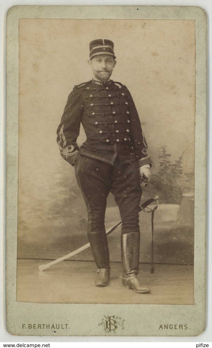 CDV Militaire Circa 1890 F. Berthault à Angers . Lieutenant . 2 Sur Le Col Et Le Képi . Chasseur ? - Anciennes (Av. 1900)