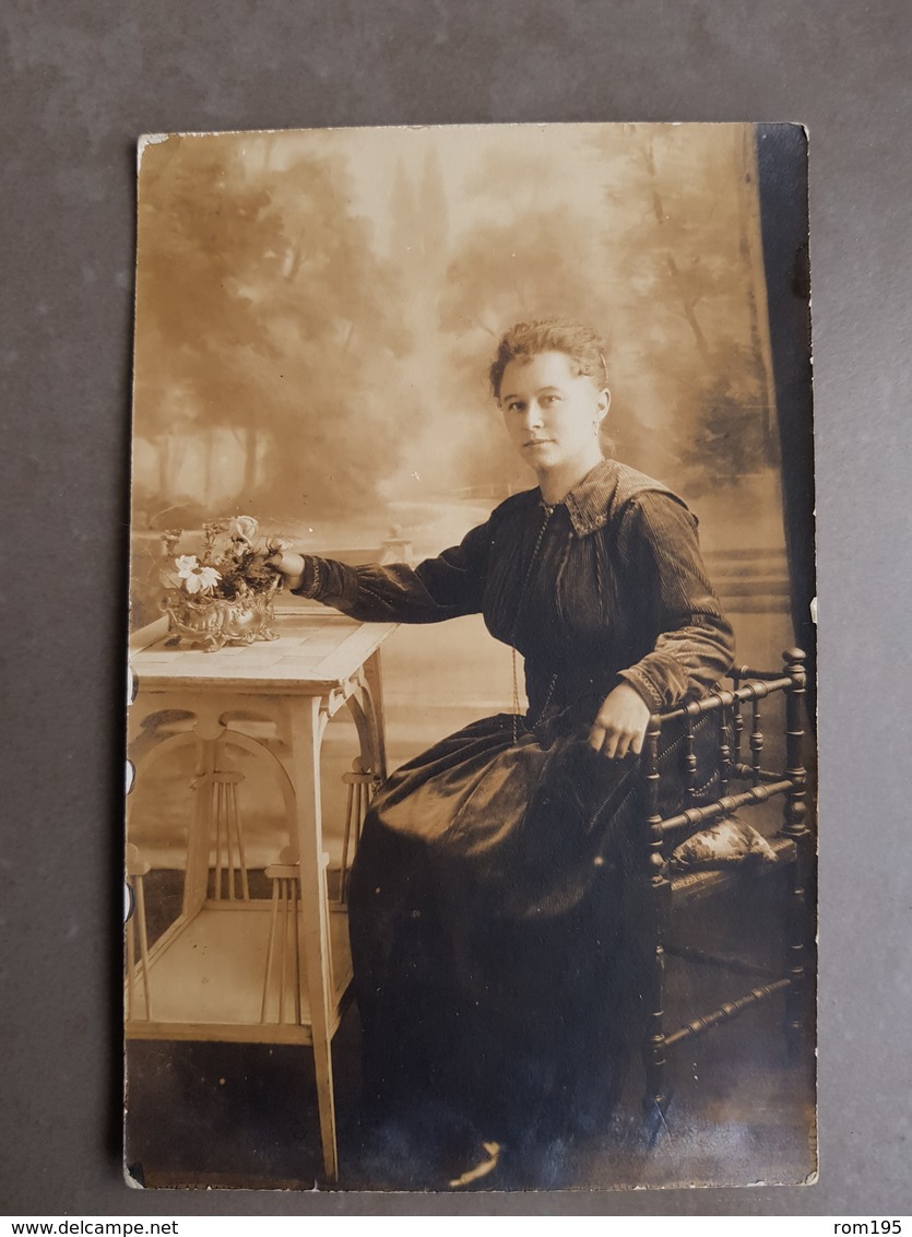 Carte Postale Photo D'une Femme Habitant Neuilly Sur Marne 1918 - Personnes Identifiées