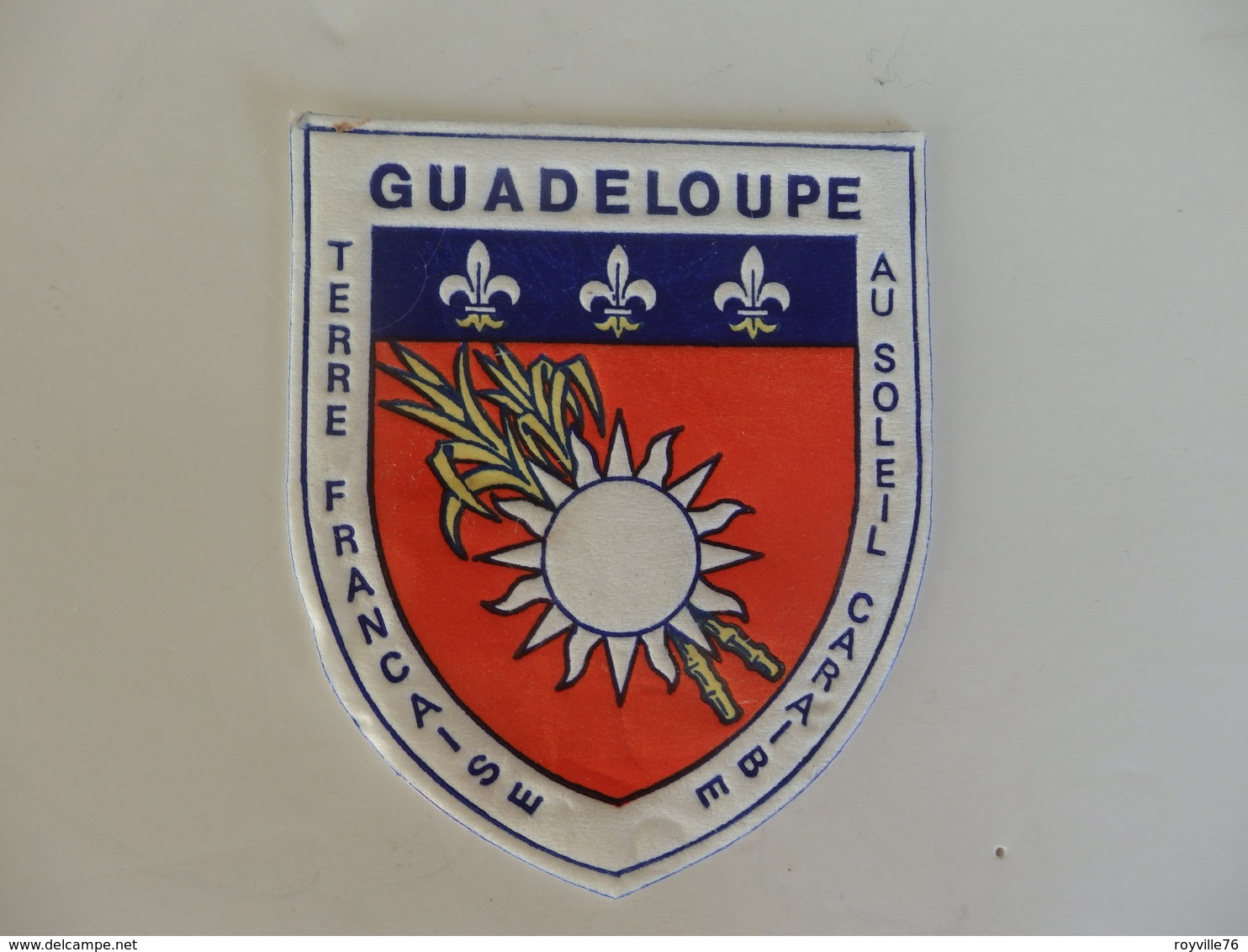 Ecusson De La Guadeloupe (Terre Française Au Soleil Des Caraibes). - Autres & Non Classés