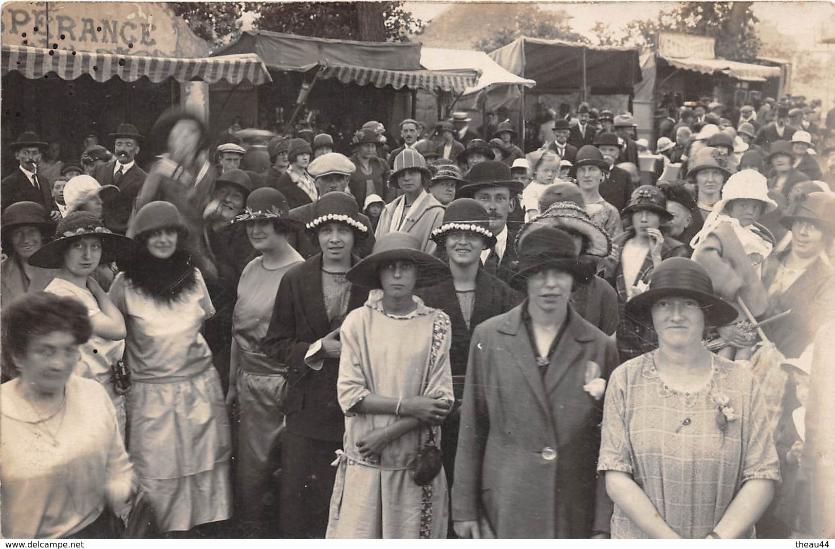 LE VAUDREUIL - Carte-Photo De La Foule Pendant Une Fête - Photographe " Marcel CHAPUIS " Route De Paris - Le Vaudreuil