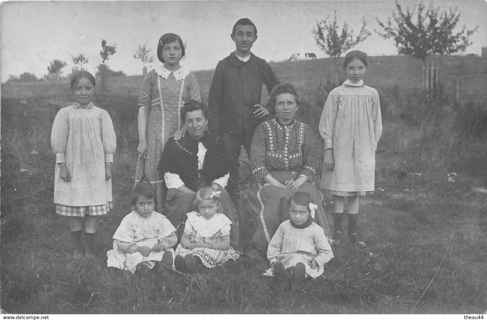 ¤¤  -  Carte-Photo Non Située D'un Groupe De Personnes Dans Un Jardin  -  Enfants   -   ¤¤ - A Identifier