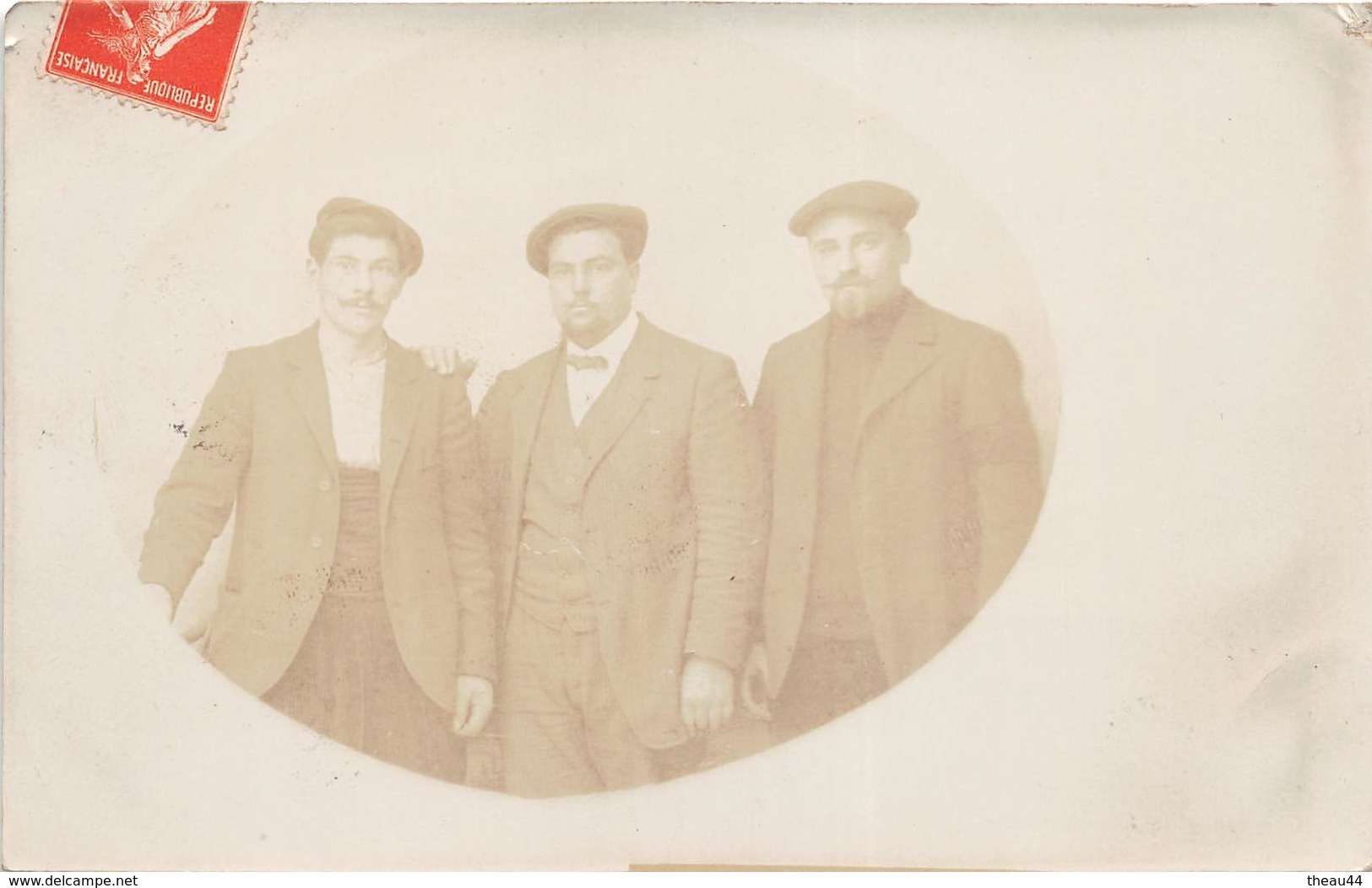 ¤¤  -  Carte-Photo Non Située   -  Trois Hommes  -  Ouvriers    -   ¤¤ - A Identifier