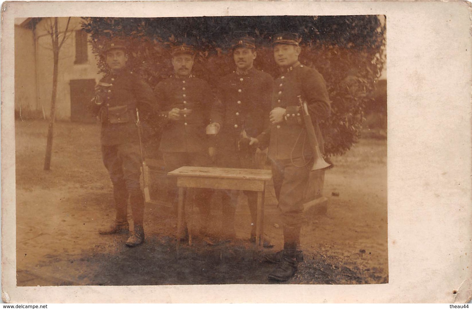 ¤¤  -  Carte-Photo Militaire Non Située De Soldats En Uniformes  -  " 18 " Sur Les Cols  -  Clairon    -   ¤¤ - Uniformes