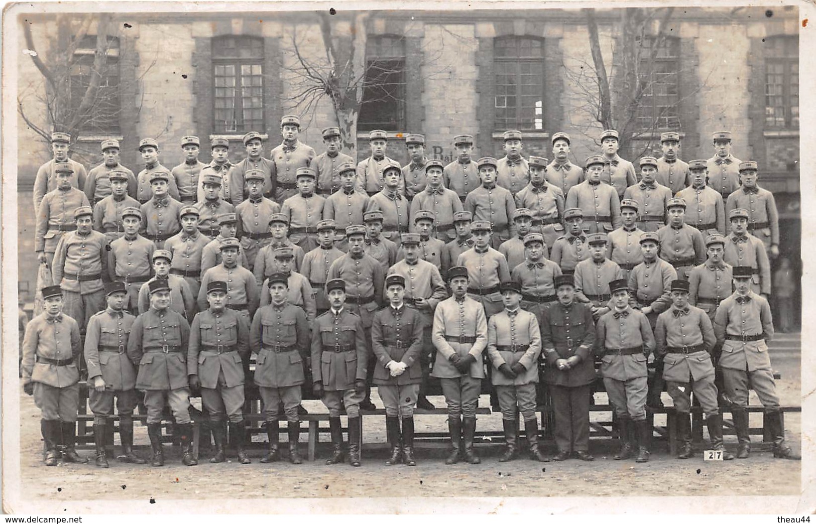 ¤¤  -  Carte-Photo Militaire Non Située De Soldats Et Officiers En Uniformes " 103 " Sur Les Képis - Uniformes