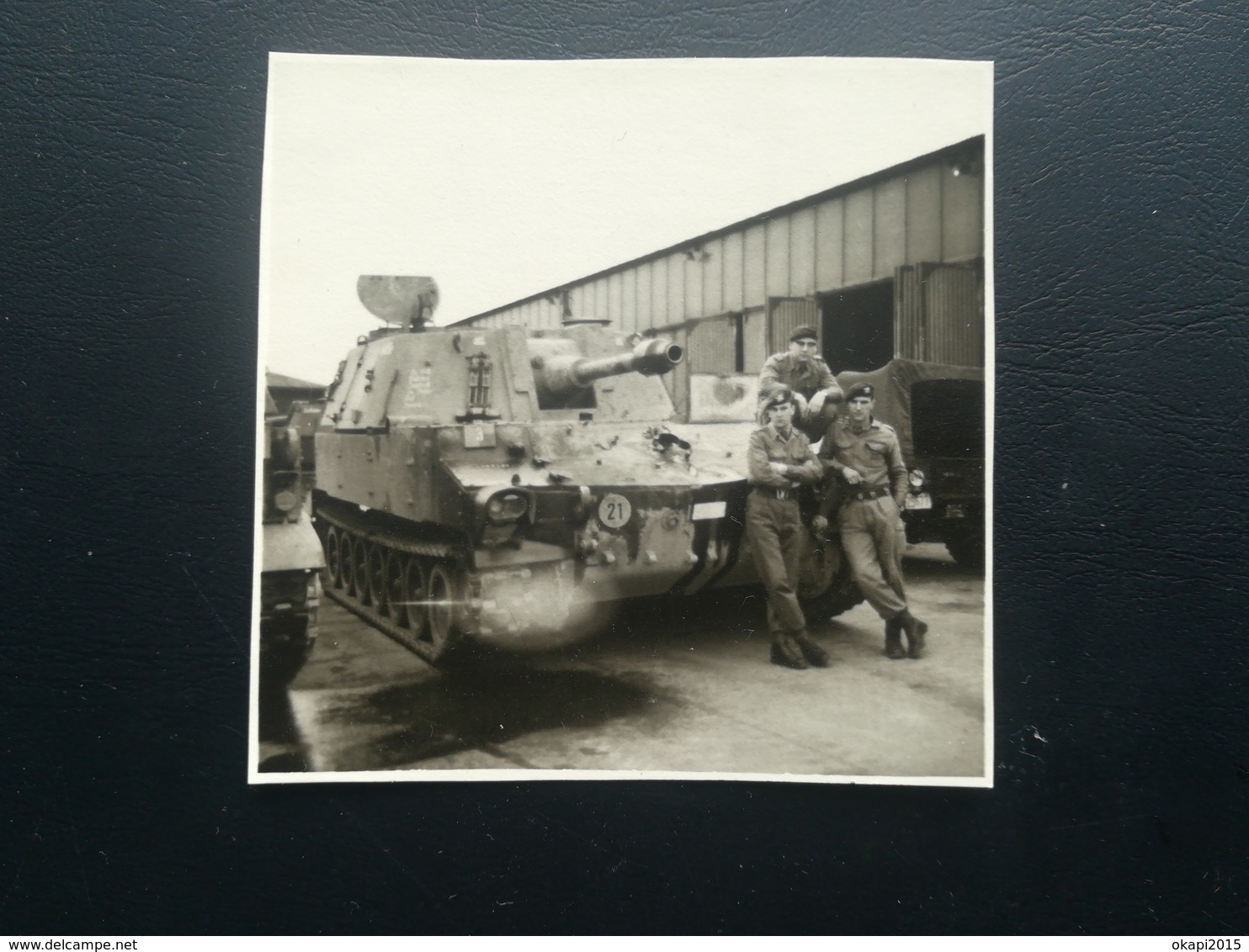 CHAR MILITAIRE  sur UNE photo septembre 1944 +  26 PHOTOS   1930 à 1960 + 1 CARTE POSTALE + 1 NÉGATIF DE PHOTO D UN CHAR