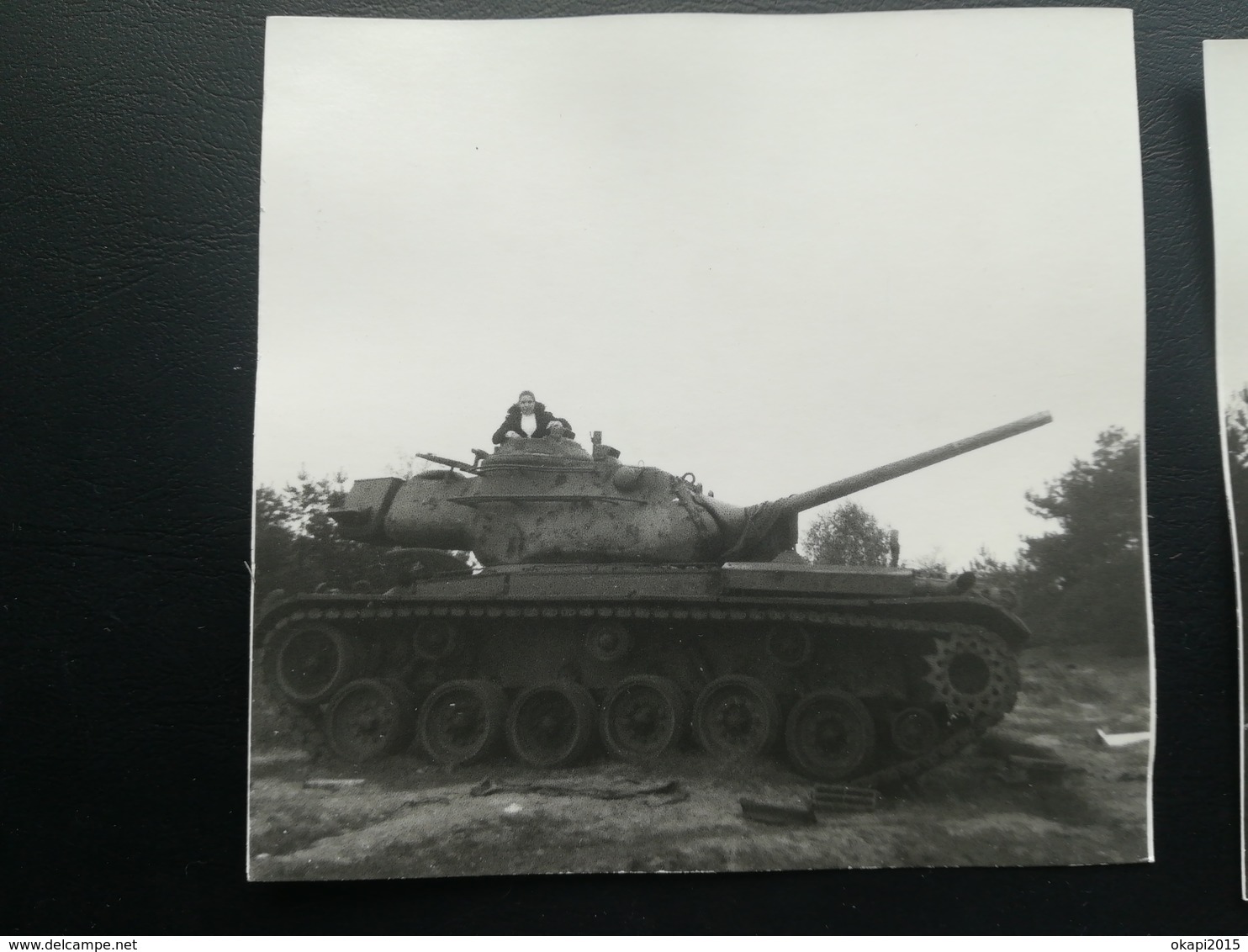 CHAR MILITAIRE  sur UNE photo septembre 1944 +  26 PHOTOS   1930 à 1960 + 1 CARTE POSTALE + 1 NÉGATIF DE PHOTO D UN CHAR