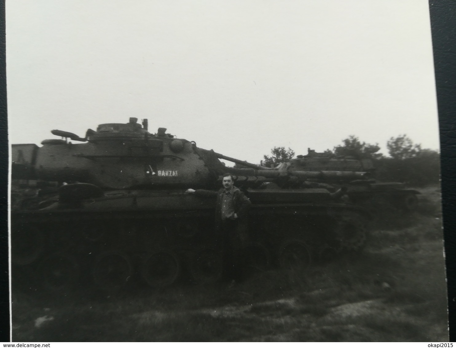 CHAR MILITAIRE  sur UNE photo septembre 1944 +  26 PHOTOS   1930 à 1960 + 1 CARTE POSTALE + 1 NÉGATIF DE PHOTO D UN CHAR