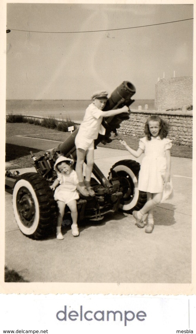 Photo Authentique -  En Normandie,  Sur Une Plage De Débarquement -  Enfants Sur Un Canon -  Juillet 1962 - Lieux