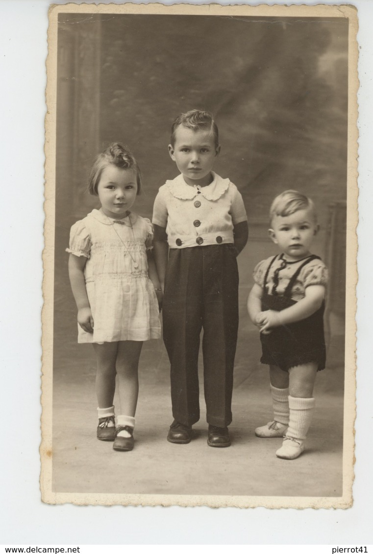 ENFANTS - Beau Cliché Jeunes Enfants Posant Devant L'objectif Au Début Du XXème Siècle (non Située) - Portraits