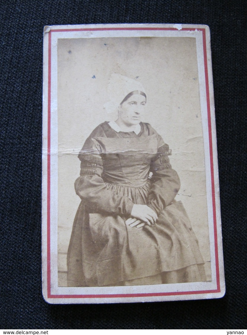 Ancienne Photo Cdv Originale Femme En Costume Et Coiffe - Anonymous Persons